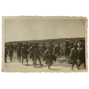 Prisioneros de guerra del Ejército Rojo en una marcha, Ostfront.. Espenlaub militaria
